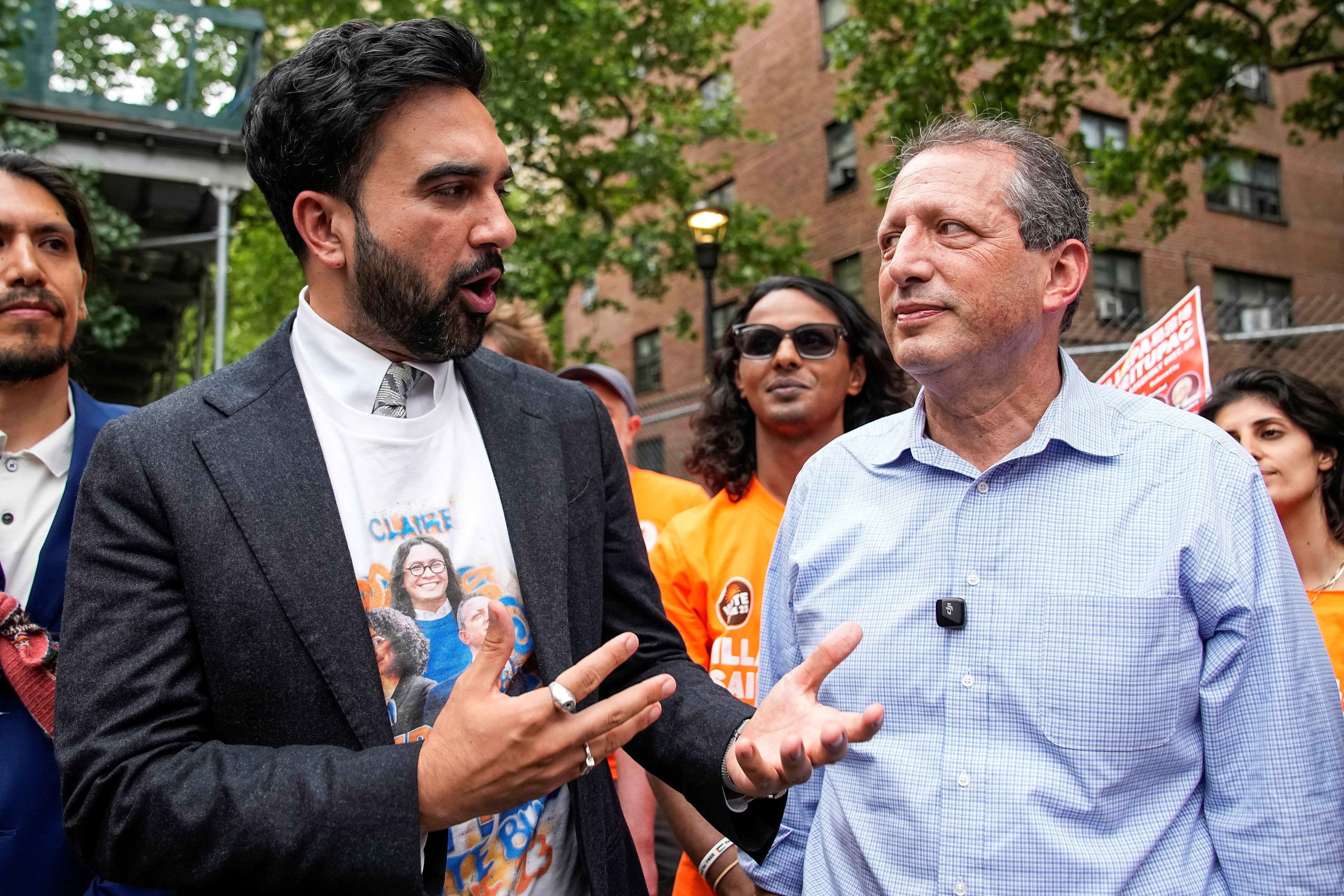 Em recado aos democratas, candidatos apoiados por prefeito socialista de NY vencem primárias