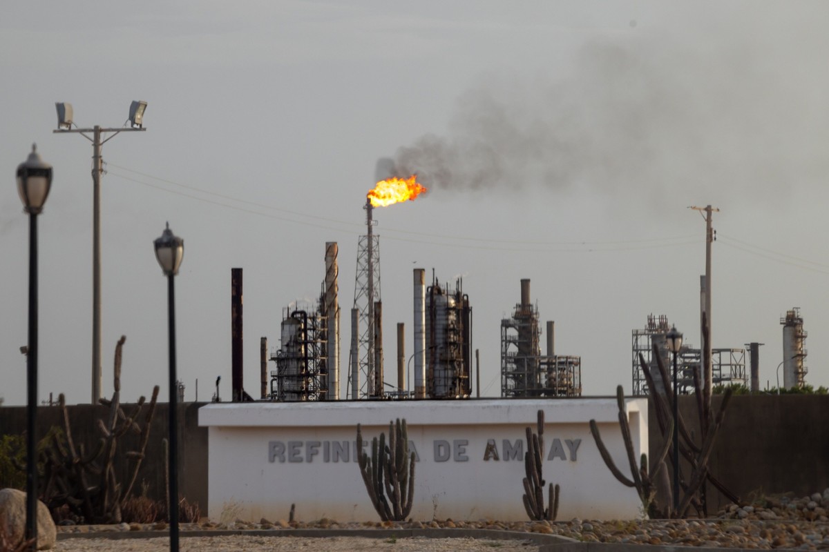 Petróleo cai na sessão com temor de guerra comercial, mas termina semana em alta