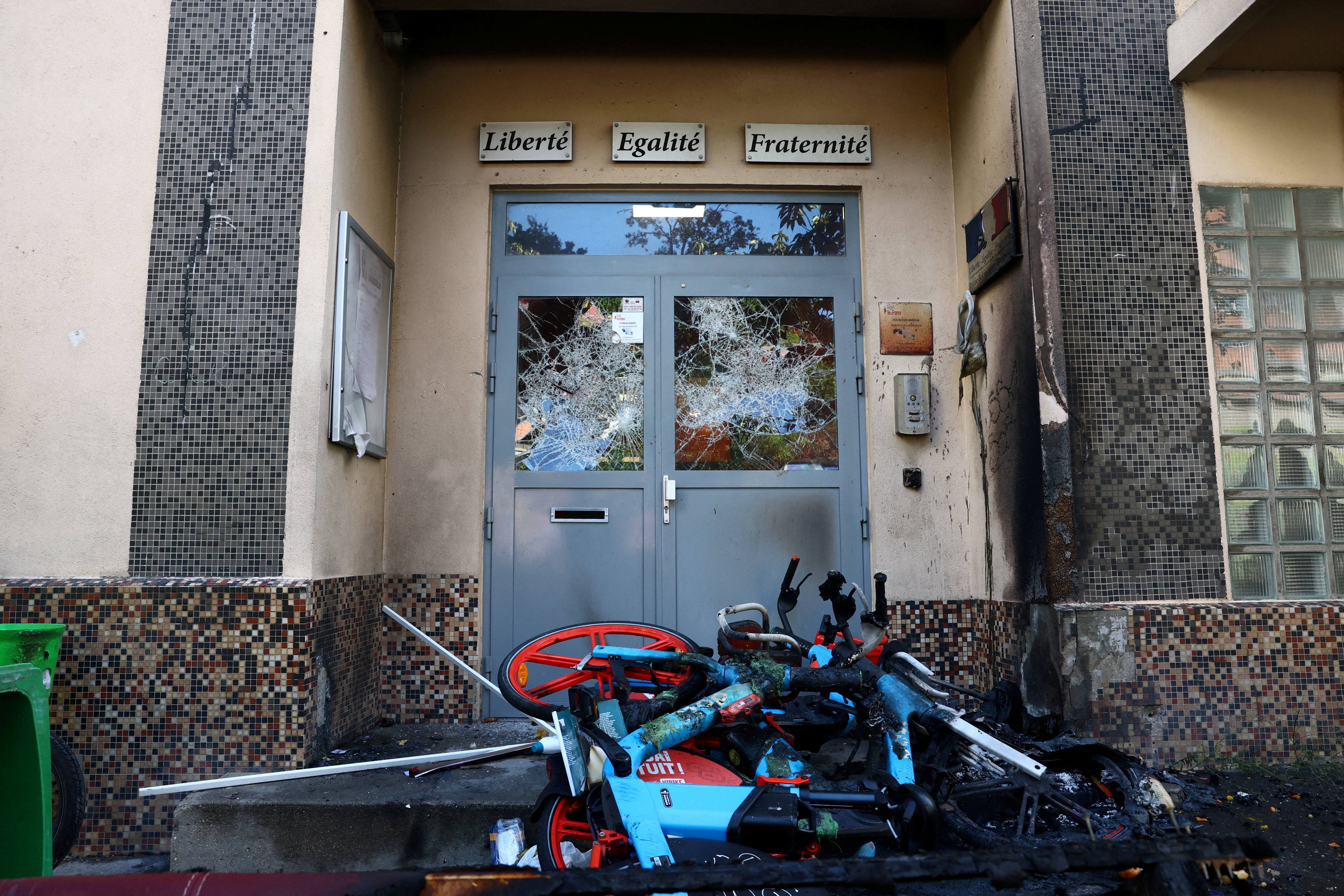 Em crise por gastos com aposentadorias e austeridade, escolas públicas da França perdem alunos ricos - Foto