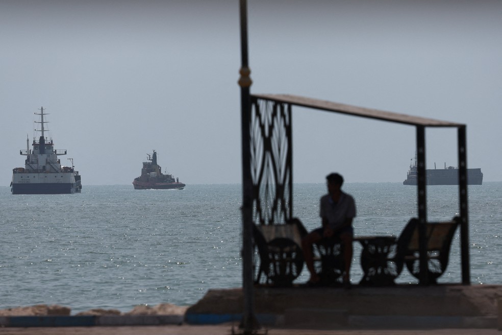 Embarcações no Estreito de Ormuz são vistas perto da praia de Bandar Abbas, no Irã, em 28 de agosto de 2026 — Foto: Majid Asgaripour/WANA (West Asia News Agency) via REUTERS