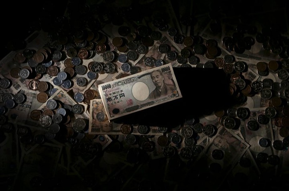 Ásia Japão Moeda Dinheiro Cédulas Notas Economia Finanças Ienes - Japanese 10,000 yen banknotes and coins of various denominations are arranged for a photograph in Tokyo, Japan, on Monday, Feb. 25, 2013. The yen's protracted climb against the dollar over
