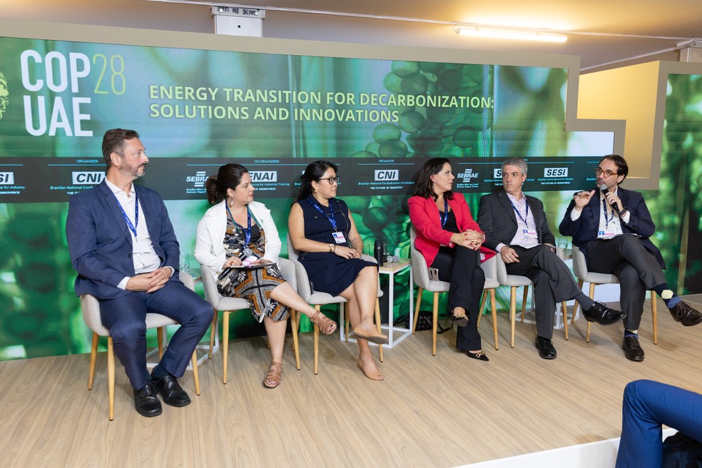 Sheila Guebara (primeira mulher da esq. para dir.), líder de Ações Climáticas da JBS, destacou o investimento da companhia e a ação de captura de metano pela Friboi para geração de biogás — Foto: Diivulgação