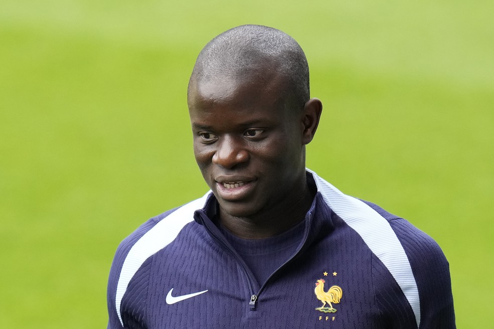 Kanté foi campeão mundial com a França em 2018 e aparece em 5º lugar — Foto: Hassan Ammar/AP