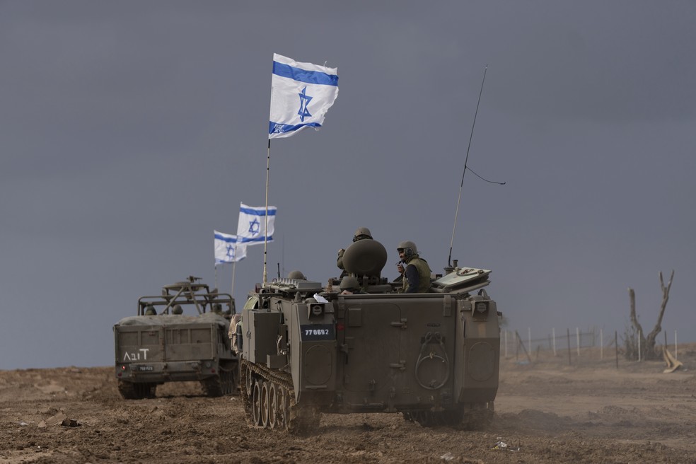 Tanques de Israel se movimentam perto da fronteira da Faixa de Gaza — Foto: Ohad Zwigenberg/AP