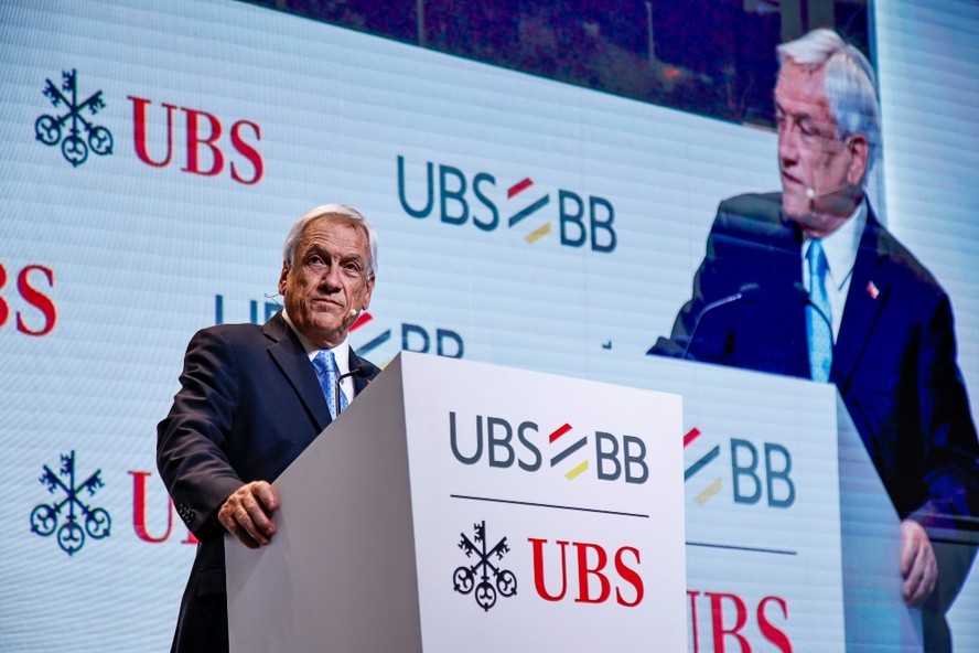 Sebastián Piñera, ex-presidente do Chile, durante apresentação na LAIC 2024.