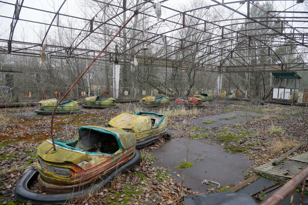 Carrinhos de bate-bate em um parque infantil na cidade deserta de Pripyat, Ucrânia, em 27 de novembro de 2012, que antes abrigava pessoas cujas vidas estavam ligadas à usina nuclear — Foto: Efrem Lukatsky/AP