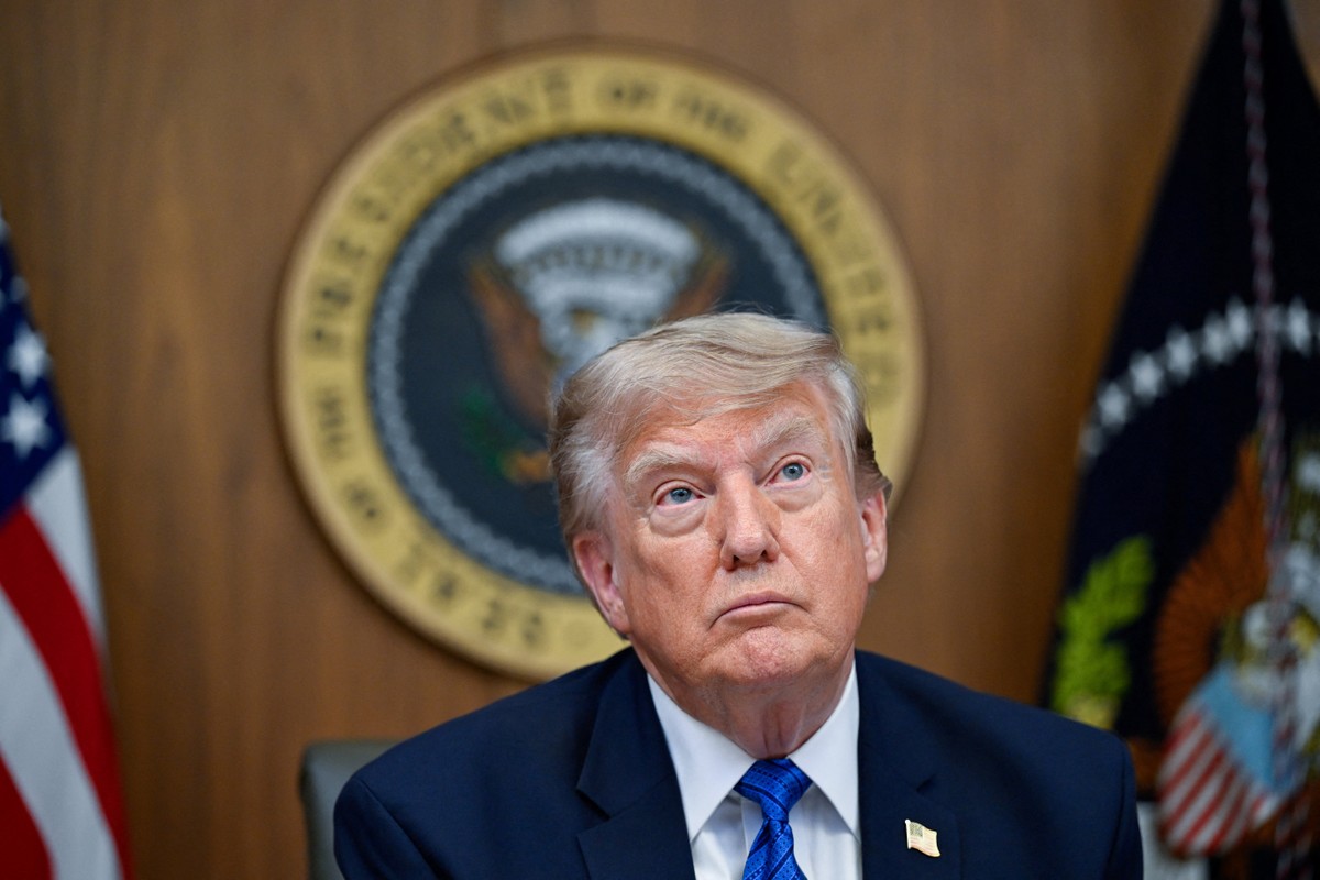 Trump Intensifica Ameaças ao Irã e Abre Diálogo com Teerã