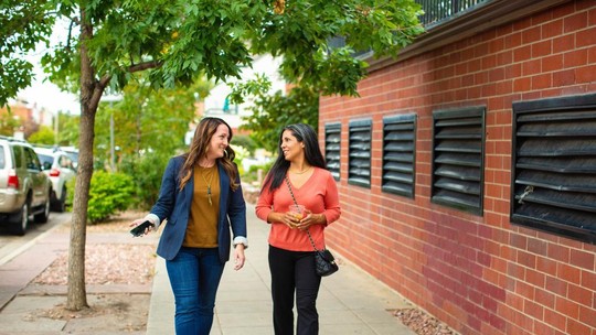 Caminhar pode levar a melhores resultados nos negócios para as mulheres, segundo Stanford