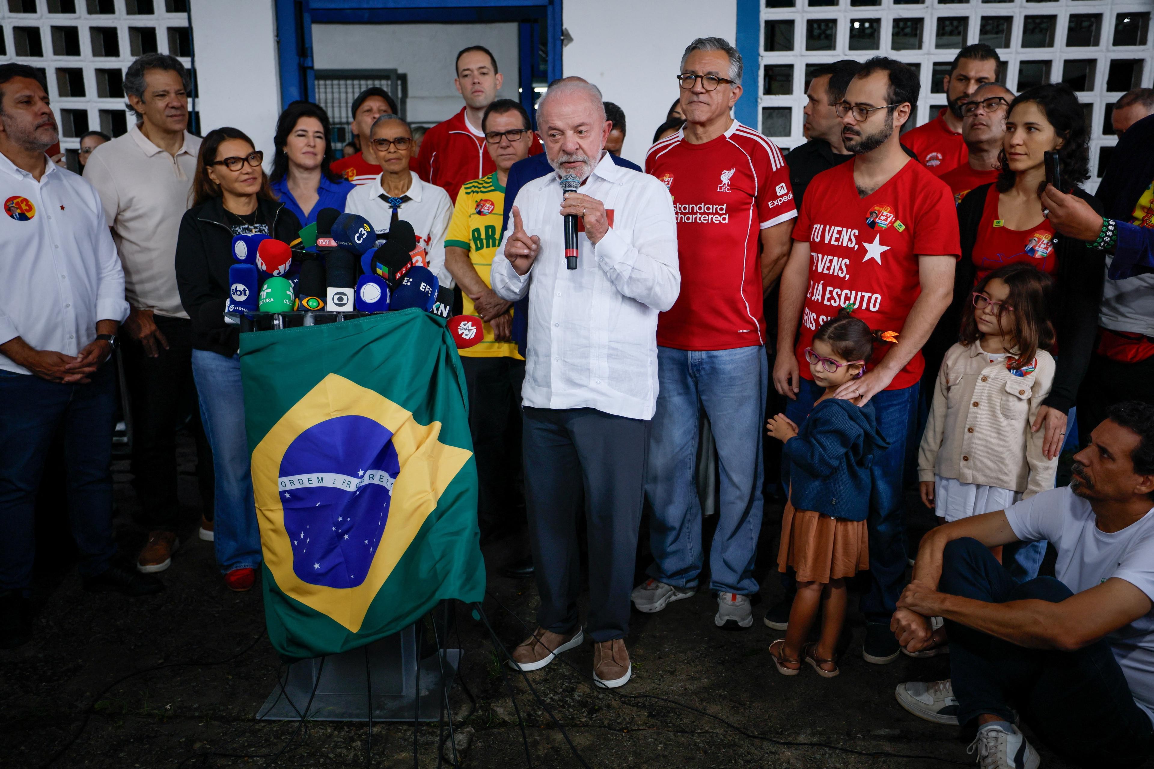 ‘Quem enriquece na política é ladrão’, diz Lula, sobre imóvel de Flávio