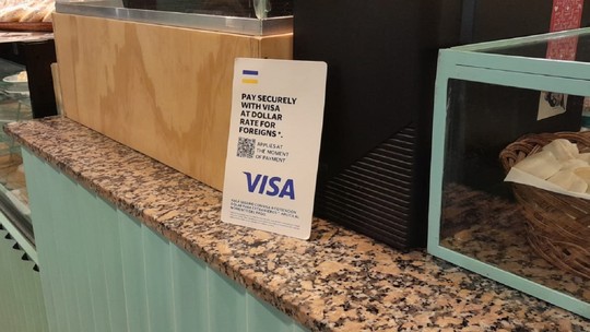 Dólar diferenciado para turista brasileiro que visita a Argentina alivia fatura do cartão