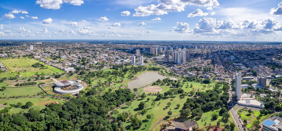 Vista aérea de Campo Grande, mostrando edifícios modernos e áreas verdes.