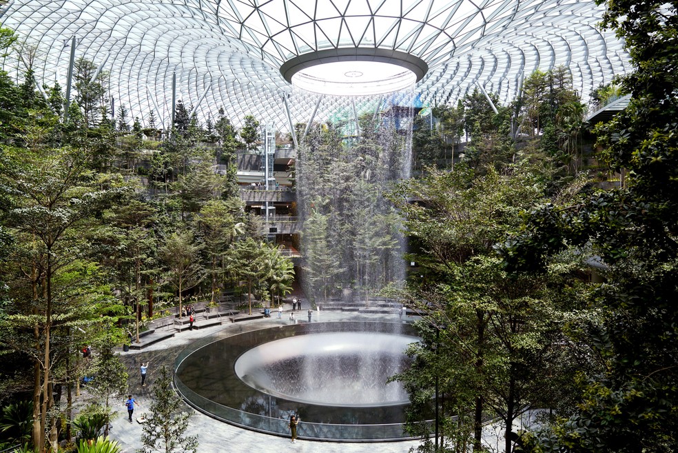 Cachoeira no Aeroporto Changi de Cingapura, eleito o melhor do mundo — Foto: Wei Leng Tay/Bloomberg