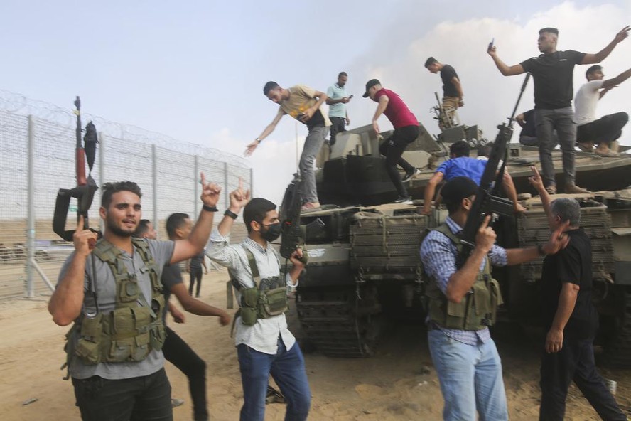 Após ataque do Hamas, especialistas veem escalada de violência sem  precedentes entre Israel e Palestina | Mundo | Valor Econômico