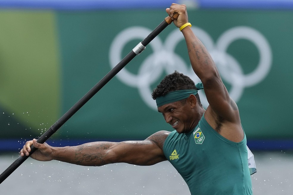 Isaquias Queiroz, atleta de canoagem, ainda não estreou nas Olimpíadas Paris 2024 — Foto: Darron Cummings/AP