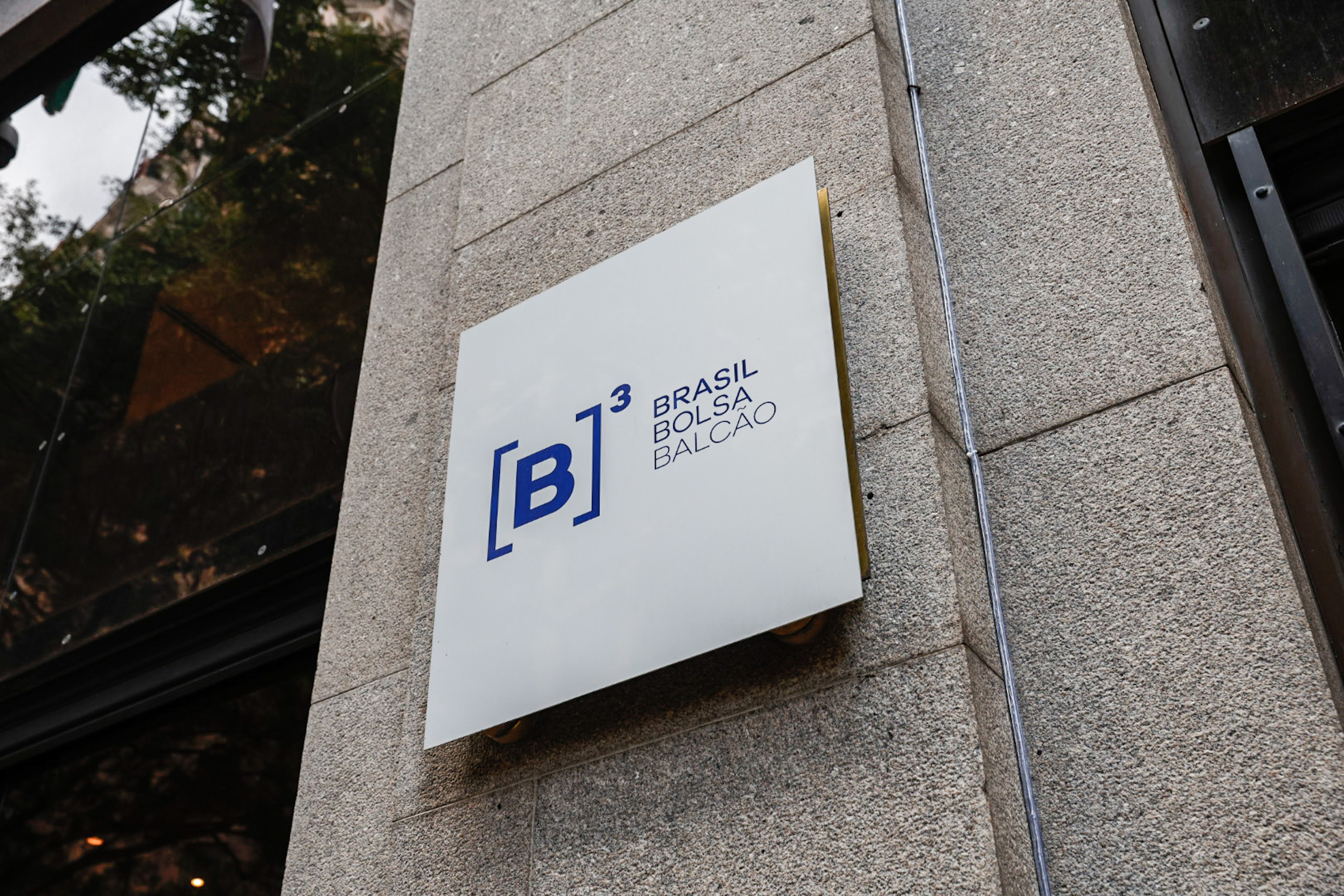 Ibovespa fecha em forte alta e dólar e juros futuros recuam com eleição presidencial no foco