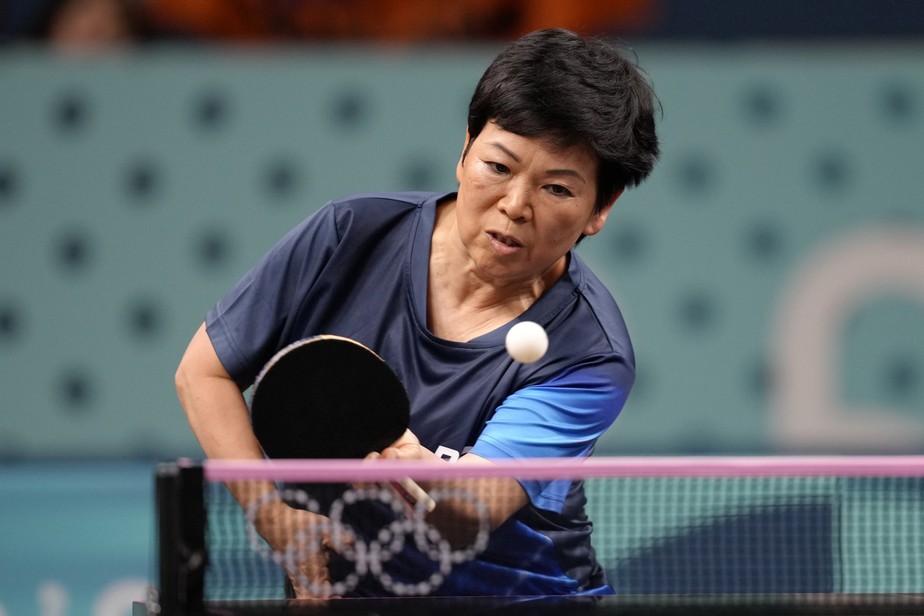 Ni Xia Lian, a atleta de 61 anos que está destruindo adversários