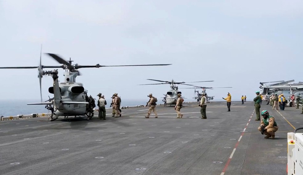 Helicópteros e pessoal militar operam em um local identificado como o Mar Arábico nesta captura de tela obtida de um vídeo divulgado pelo Comando Central dos EUA ( CENTCOM ) em 25 de julho de 2026. O CENTCOM afirmou que o vídeo mostra operações americanas para impor um bloqueio naval contra o Irã. — Foto: Comando Central dos EUA/Divulgação via REUTERS