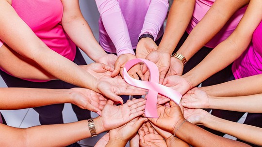 O que é o Outubro Rosa e quais os sintomas do câncer de mama