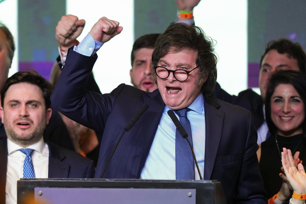 Milei tem enfrentado críticas por estratégia de criticar símbolos do país — Foto: Natacha Pisarenko/AP