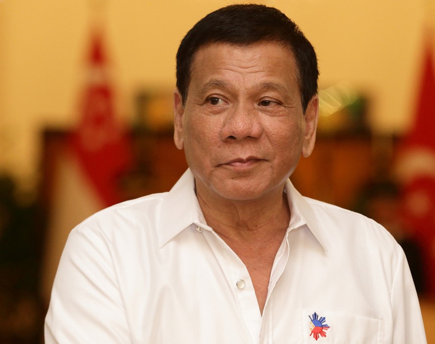 Ex-presidente das Filipinas vai a julgamento por crimes contra a ...