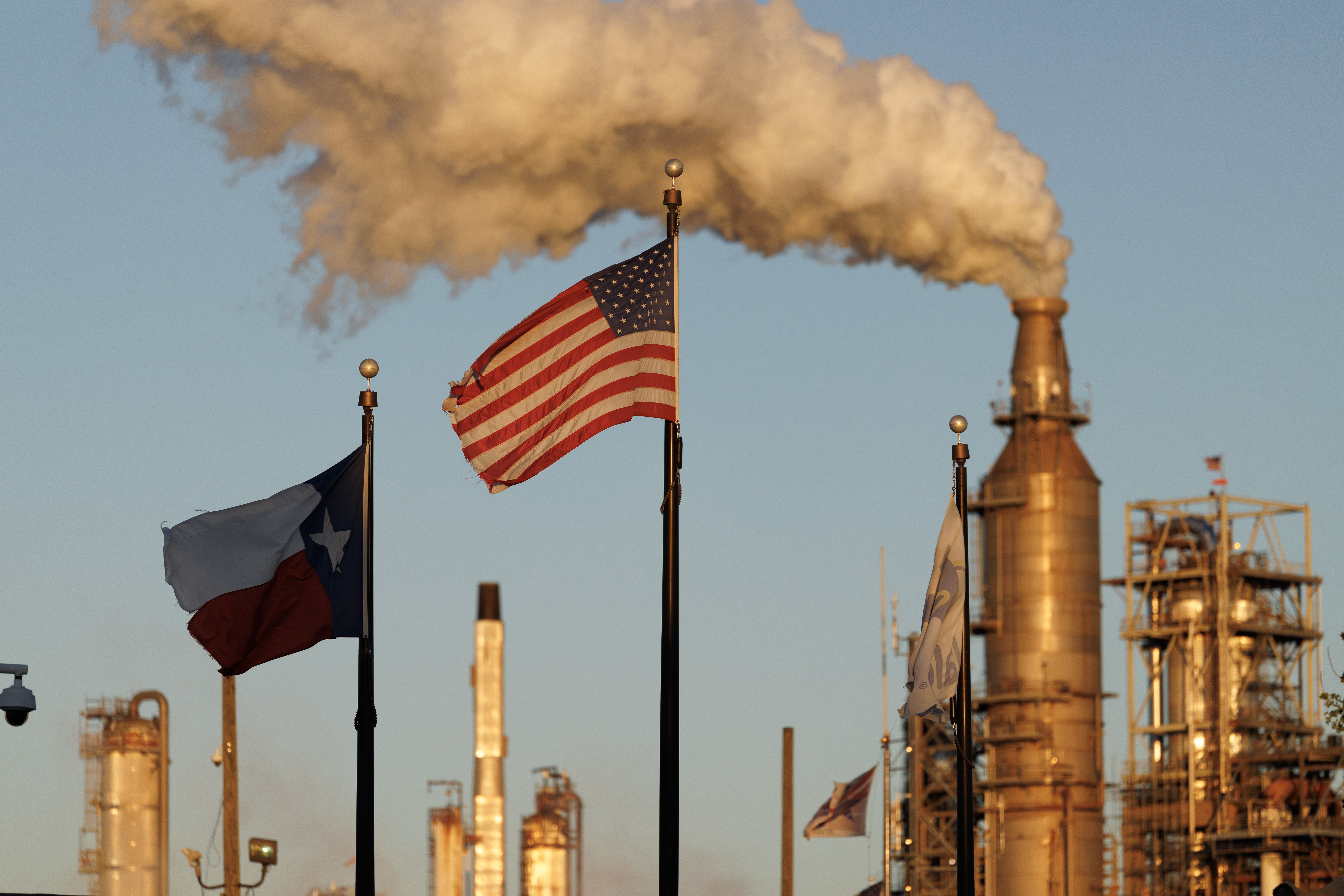 Explosão em poço de óleo e gás no Texas causa incêndio