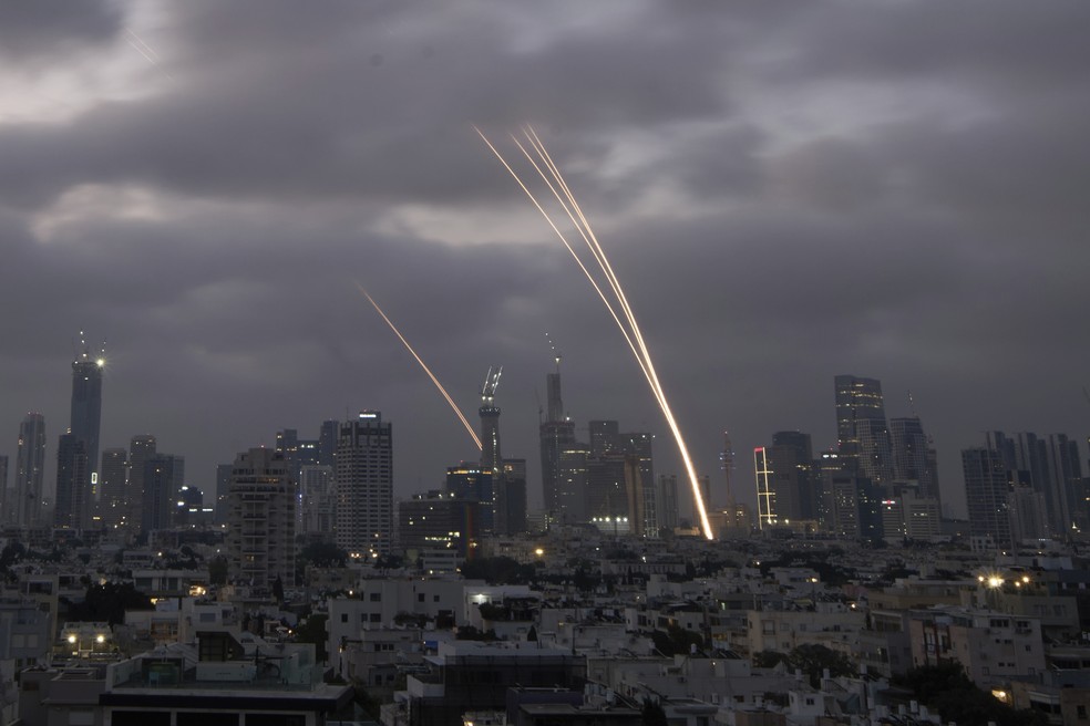 Domo de Ferro de Israel intercepta projéteis sobre Tel Aviv neste sábado — Foto: Leo Correa/AP