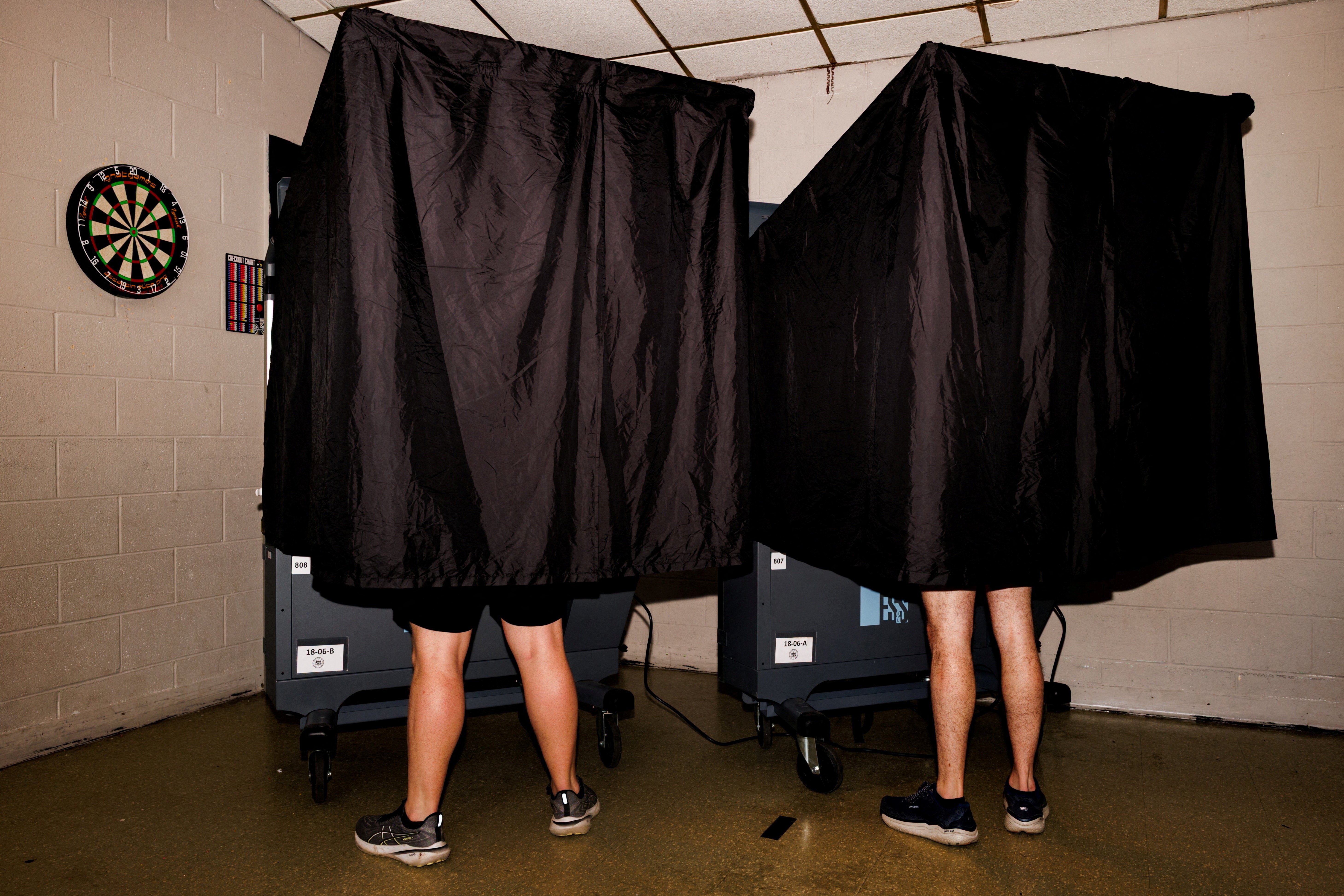 Assessor de Trump tentou banir máquinas de votação dos EUA citando teorias conspiratórias
