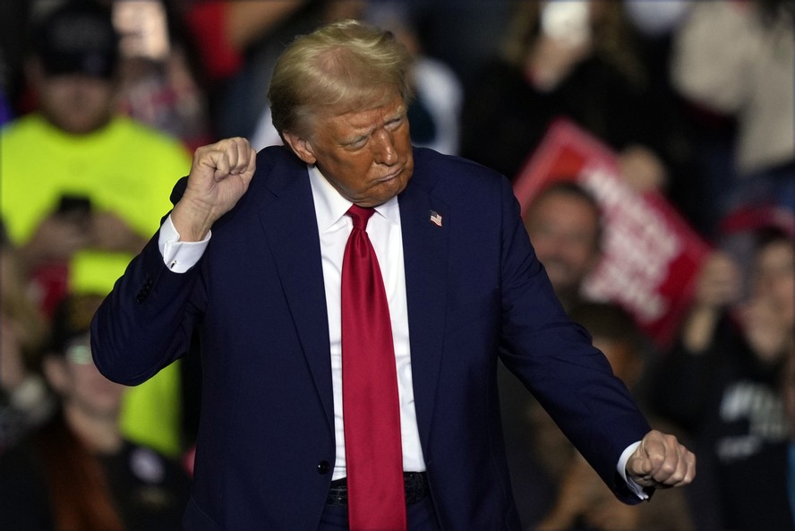 O ex-presidente Donald Trump dança em um comício de campanha