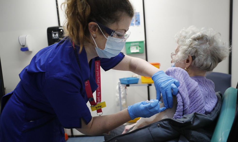 Enfermeira administra a vacina da Pfizer e BioNTech em Londres — Foto: Frank Augstein/Pool/AP Photo