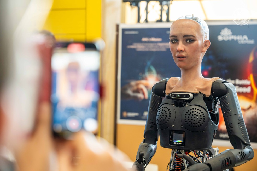 Robô em estande do congresso AI for Good Global Summit 2023 — Foto: Rowan Farrell/ITU/Divulgação