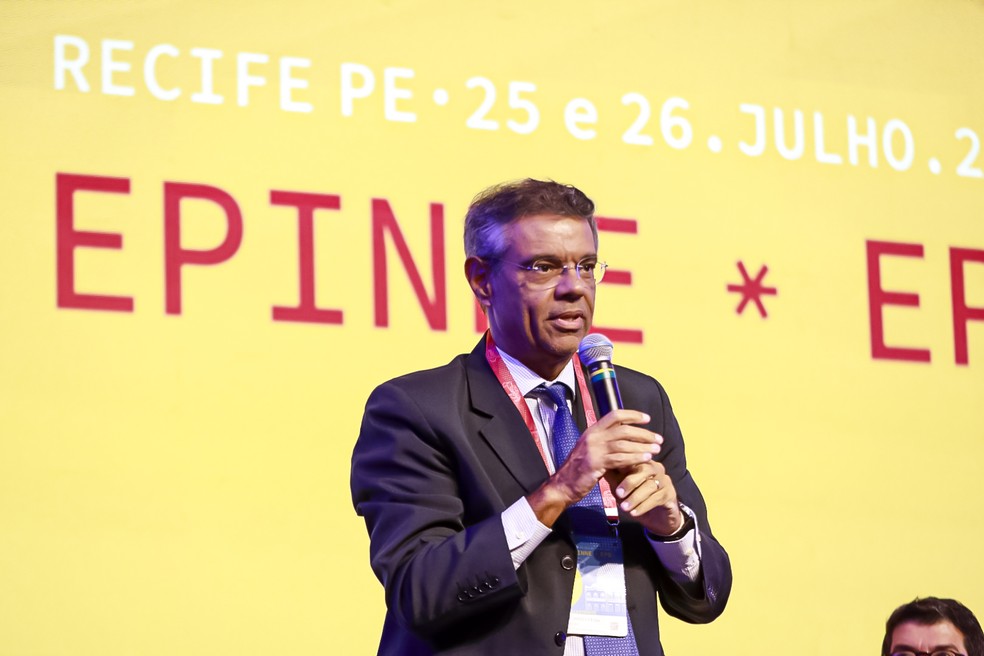 Representação de uma reunião ou discussão sobre finanças e fundos de pensão.