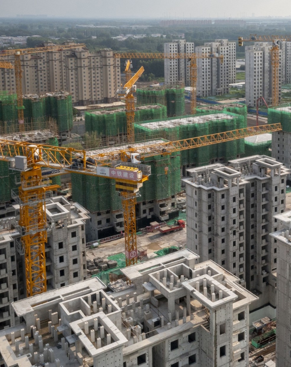 Conjunto residencial em construção da Evergrande Development em Pequim, cujo colapso em 2021 expôs os problemas do setor — Foto: Bloomberg