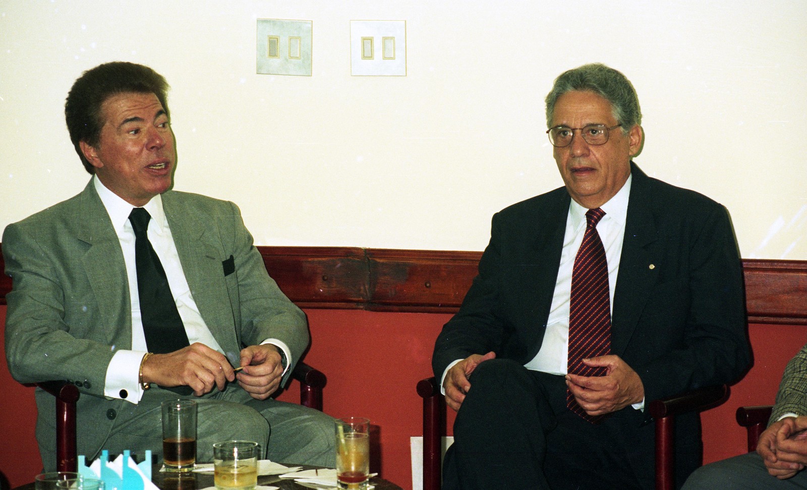 O Presidente Fernando Henrique Cardoso é recebido por Silvio Santos, durante visita às instalações do Sistema Brasileiro de Televisão (SBT), em 1996  — Foto: Luiz Carlos Santos / Agência O Globo
