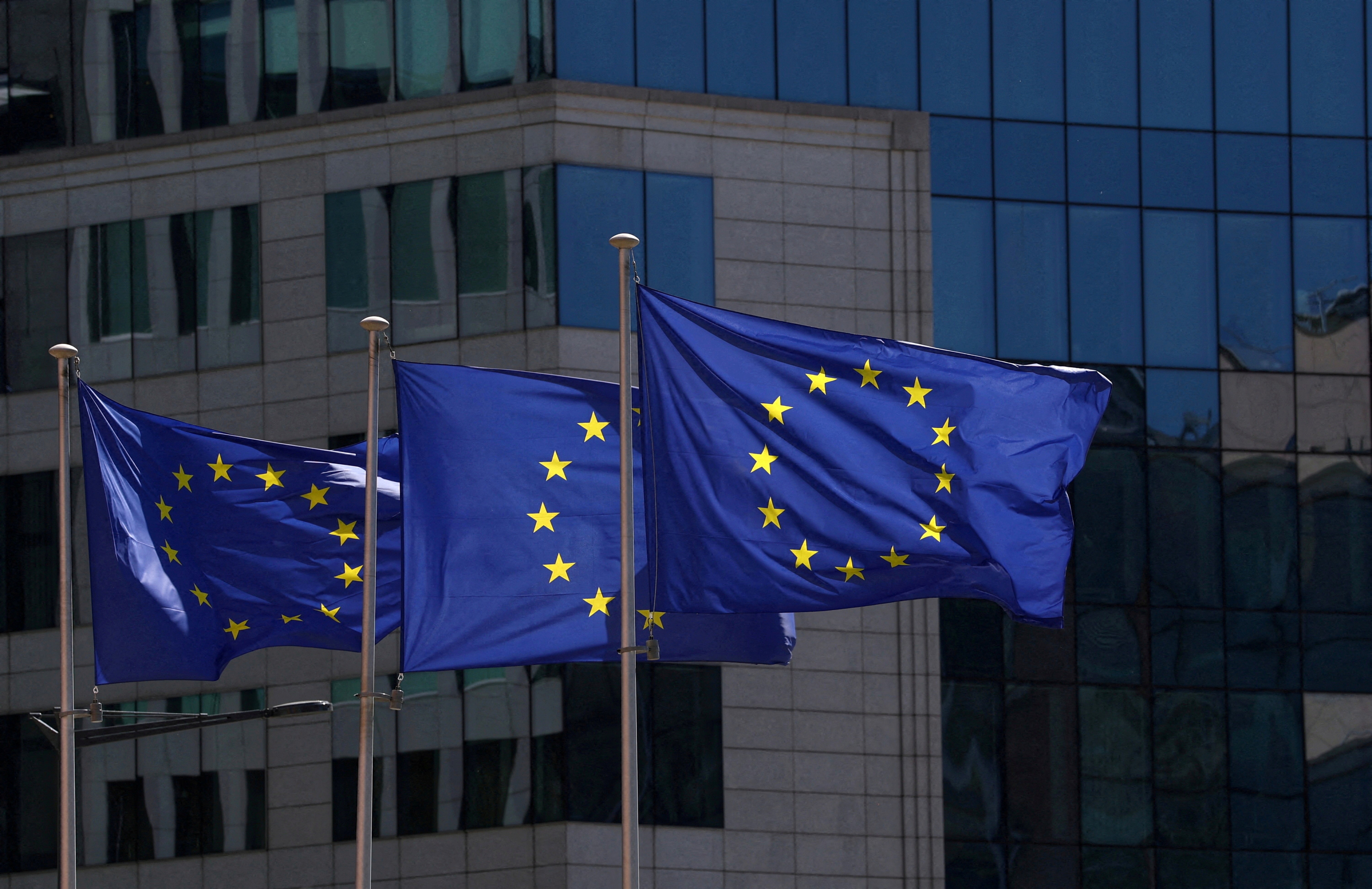 UE adia decisão sobre sanções contra Rússia após divergência sobre bilionário