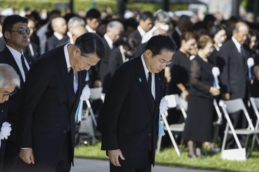 Fumio Kishida, premiê do Japão, em cerimônia para lembrar o aniversário do ataque nuclear em Hiroshima