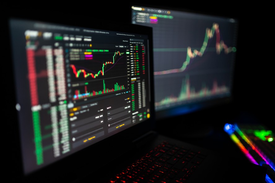 A incorporação de ativos digitais nas operações principais de bancos, gestores e instituições aponta mudança do interesse especulativo para integração estrutural