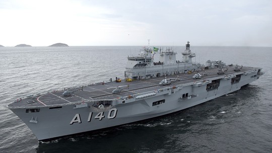 Maior navio de guerra da América Latina chega ao RS com 154 toneladas de doações