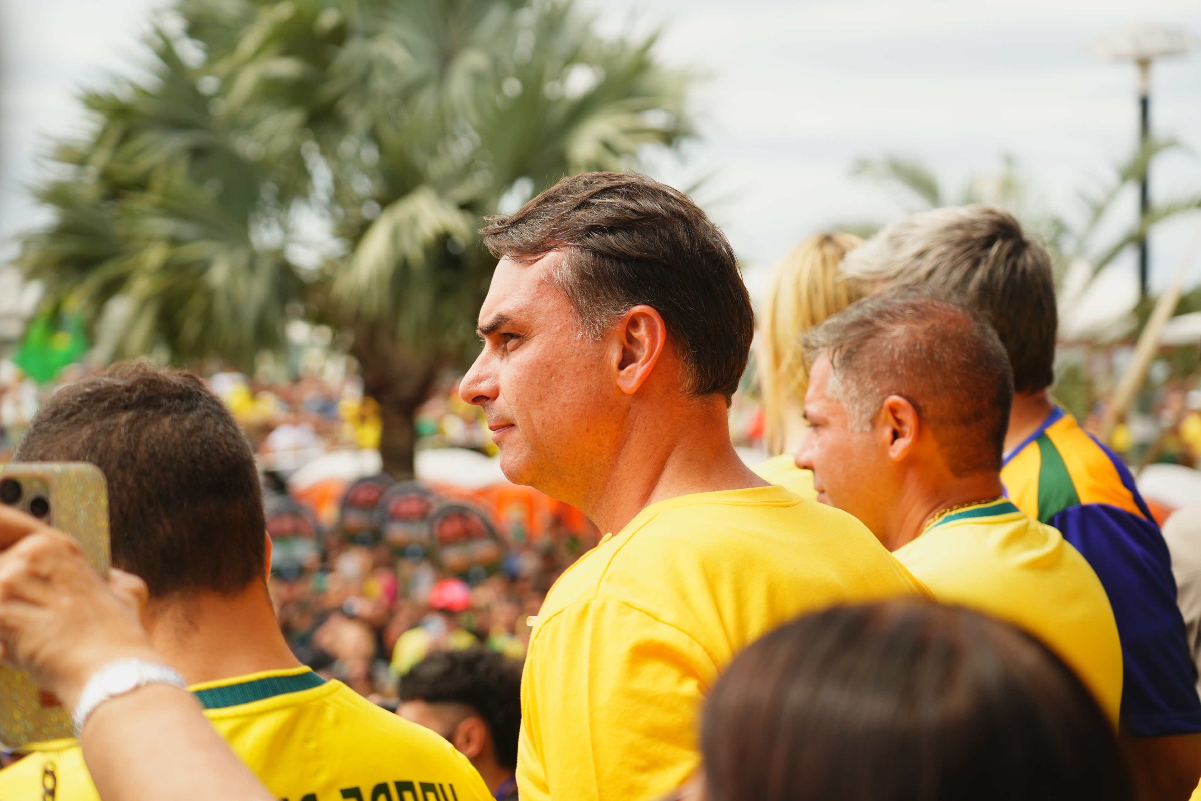 Em ato no RJ, Flávio Bolsonaro ataca Moraes e diz que fim do sigilo do caso Master terá 'impacto zero'
