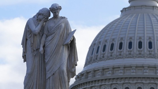 Senado dos EUA corre para fechar acordo sobre teto da dívida antes do prazo final