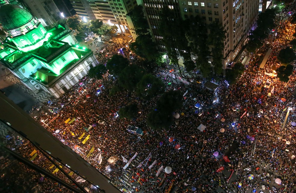 Declarações de Weintraub e corte de verbas provocaram as primeiras manifestações contra Bolsonaro, em 2019 — Foto:  Marcelo Regua/Agência O Globo