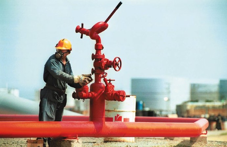 A worker opens a valve at the Amuay oil Refinery near Punto Fijo, Venezuela, on April 25, 2002. The largest oil refinery in Latin America, Amuay is owned by Petroleos de Venezuela SA (PDVSA) the state oil company.