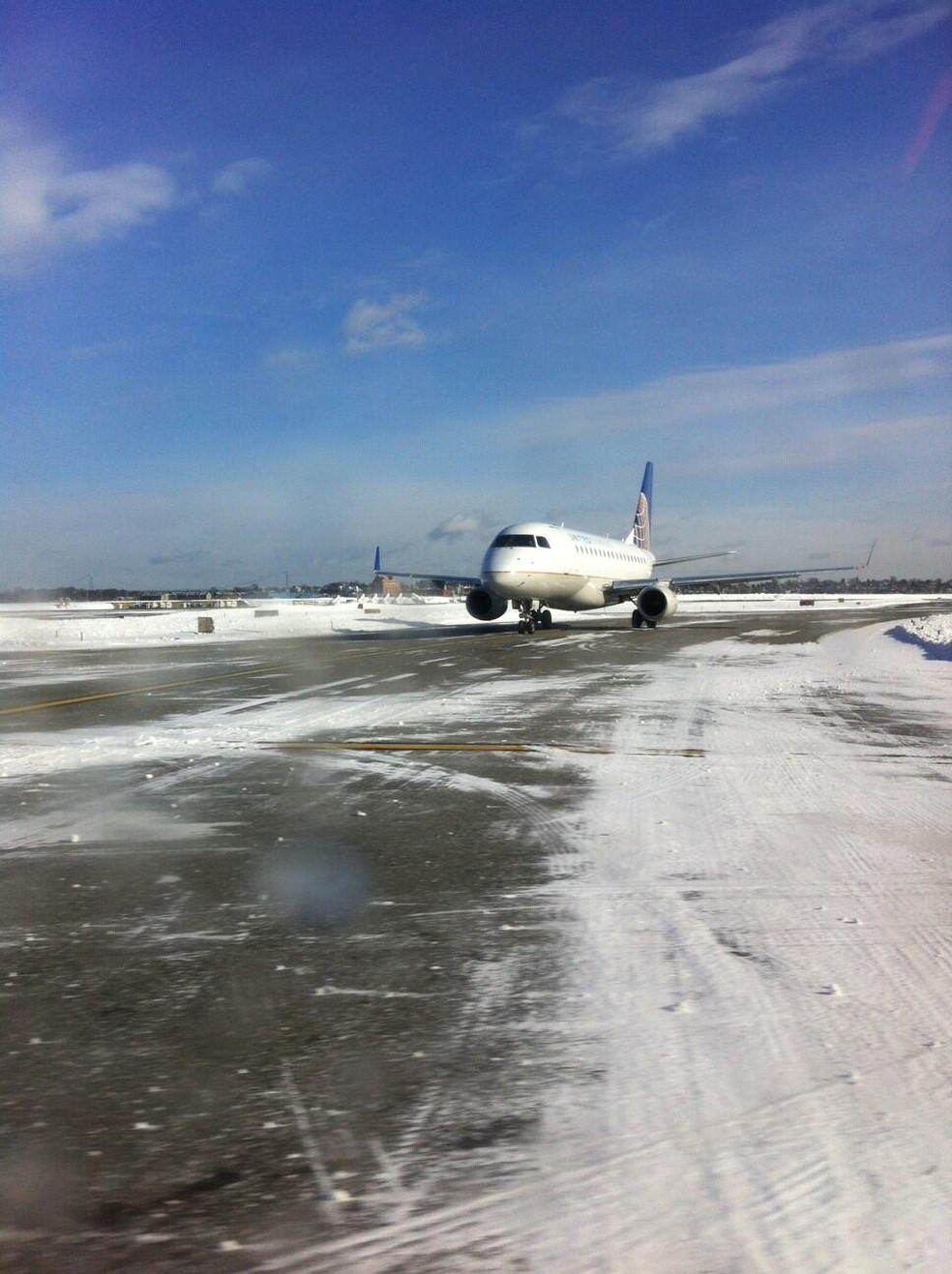 Avião taxia em pista do aeroporto de LaGuardia, em Nova York, em meio à neve — Foto: Reprodução/Twitter/Autoridade aeroportuária de Nova York e Nova Jersey