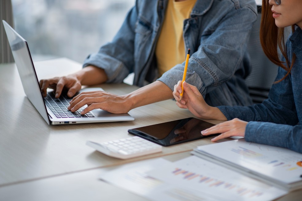 Entre os principais ganhos proporcionados pela IA foram apontados redução de tempo (75,7%), eficiência (68,6%) e experiência do colaborador (38,6%). — Foto: Freepik