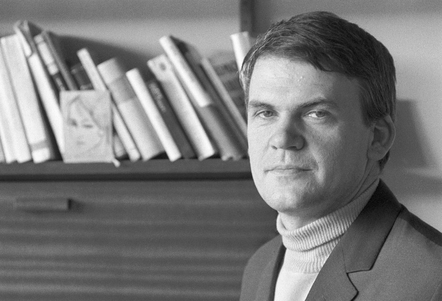 Milan Kundera posa para foto em maio de 1968