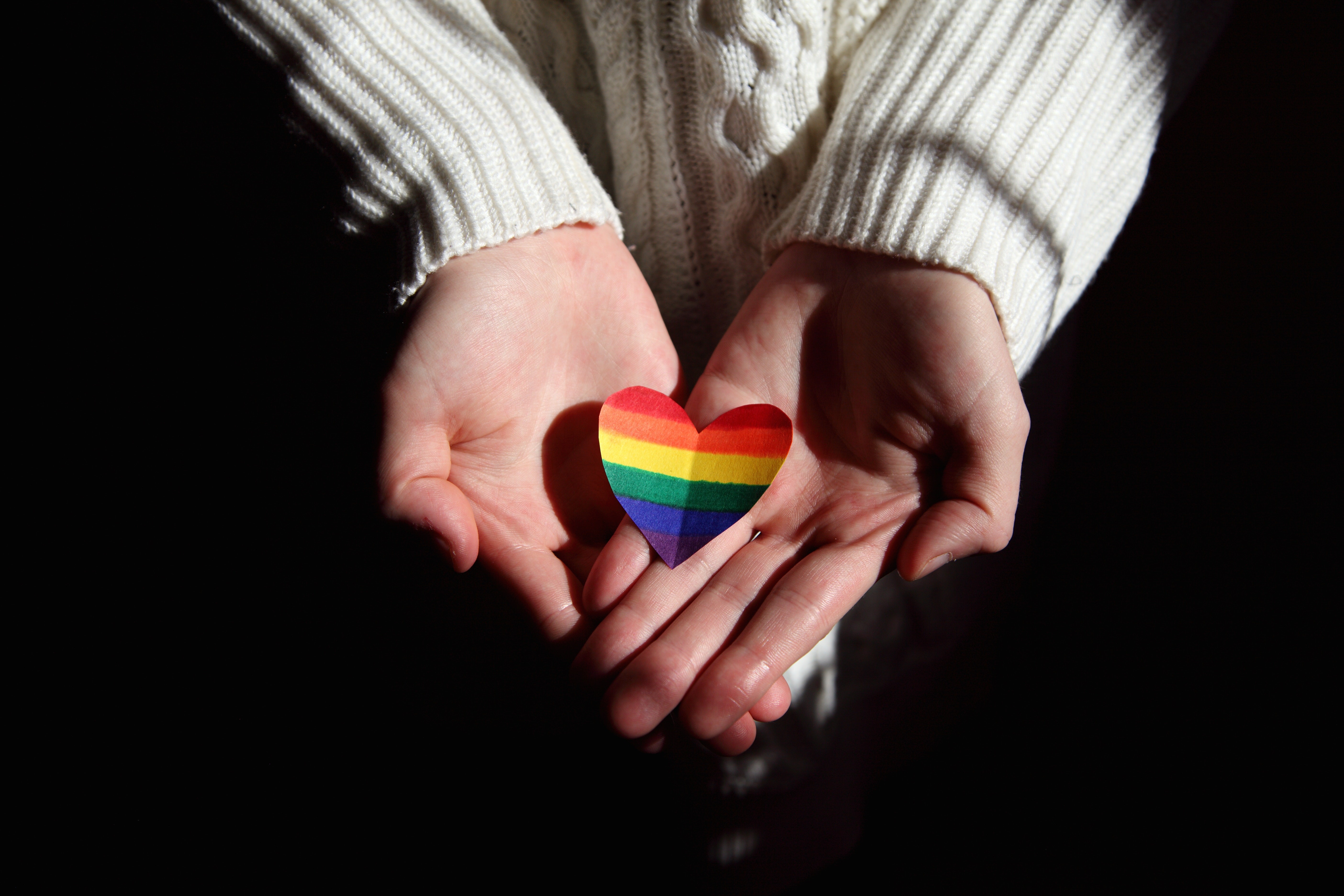 Justiça condena homem por ofensa à comunidade LGBTQIA+ no Facebook - QTU Questões do Universo