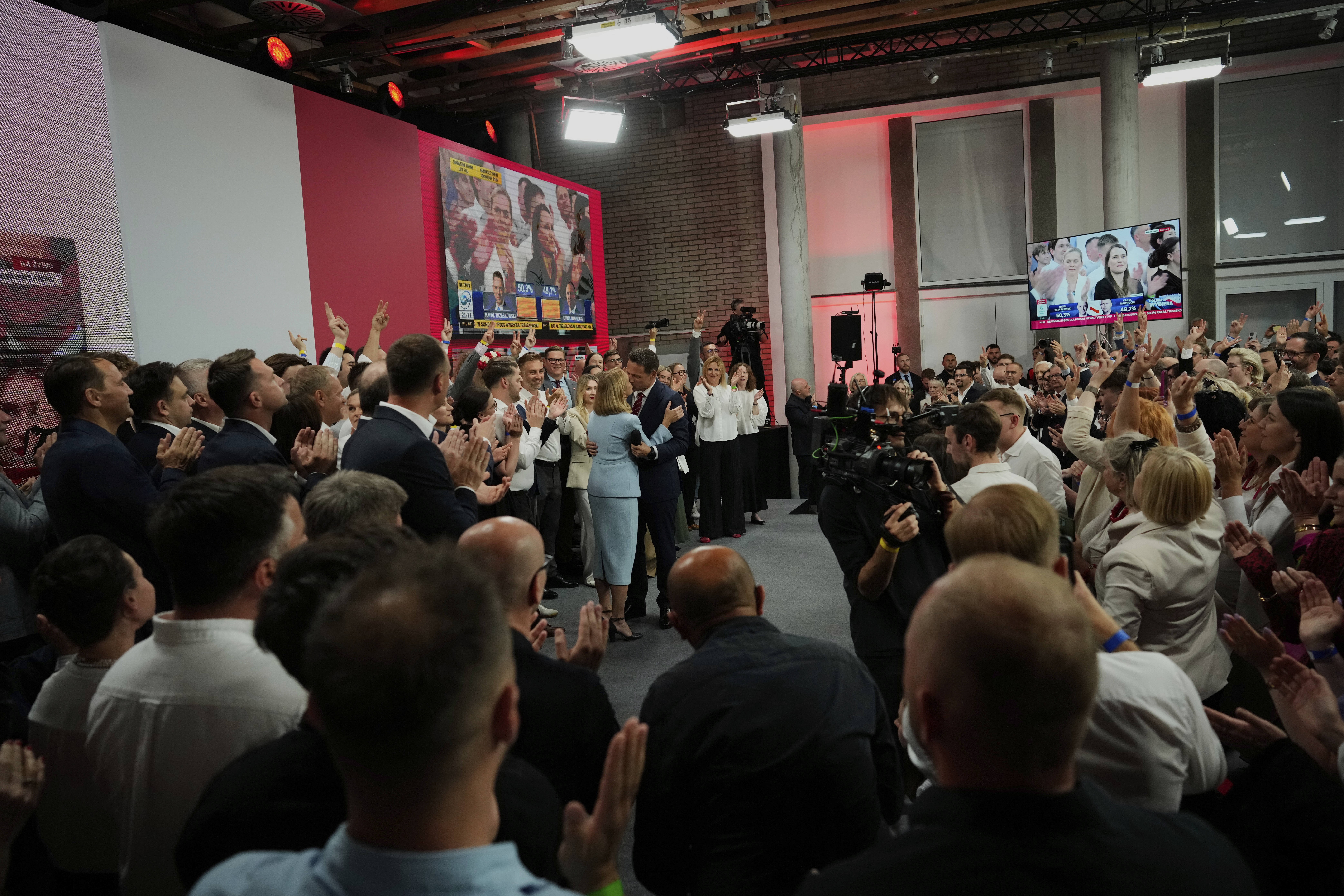 Boca de urna não consegue indicar vencedor em eleição para presidente na Polônia