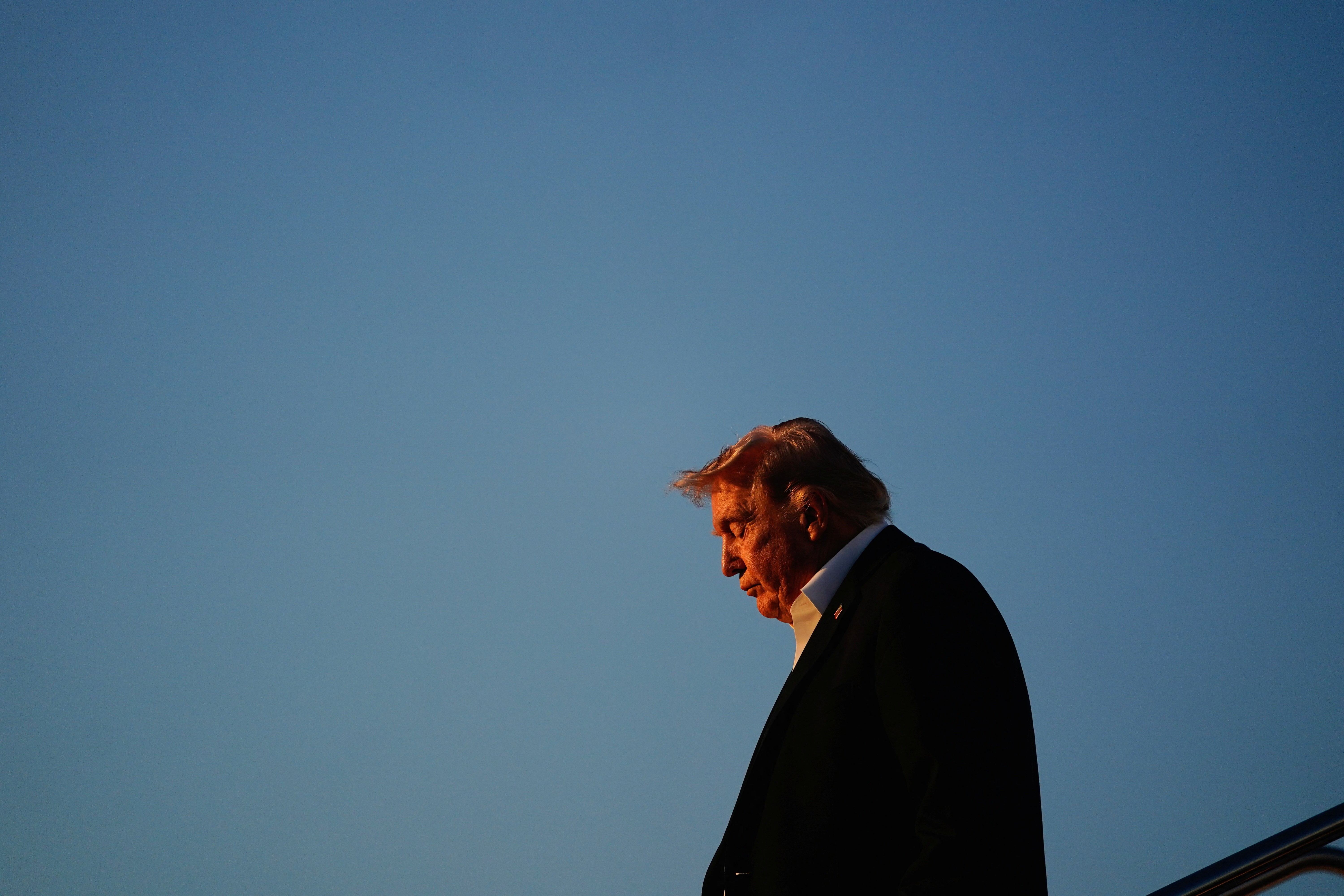 Taxa de aprovação de Trump cai a nível mais baixo, diz pesquisa WP/ABC