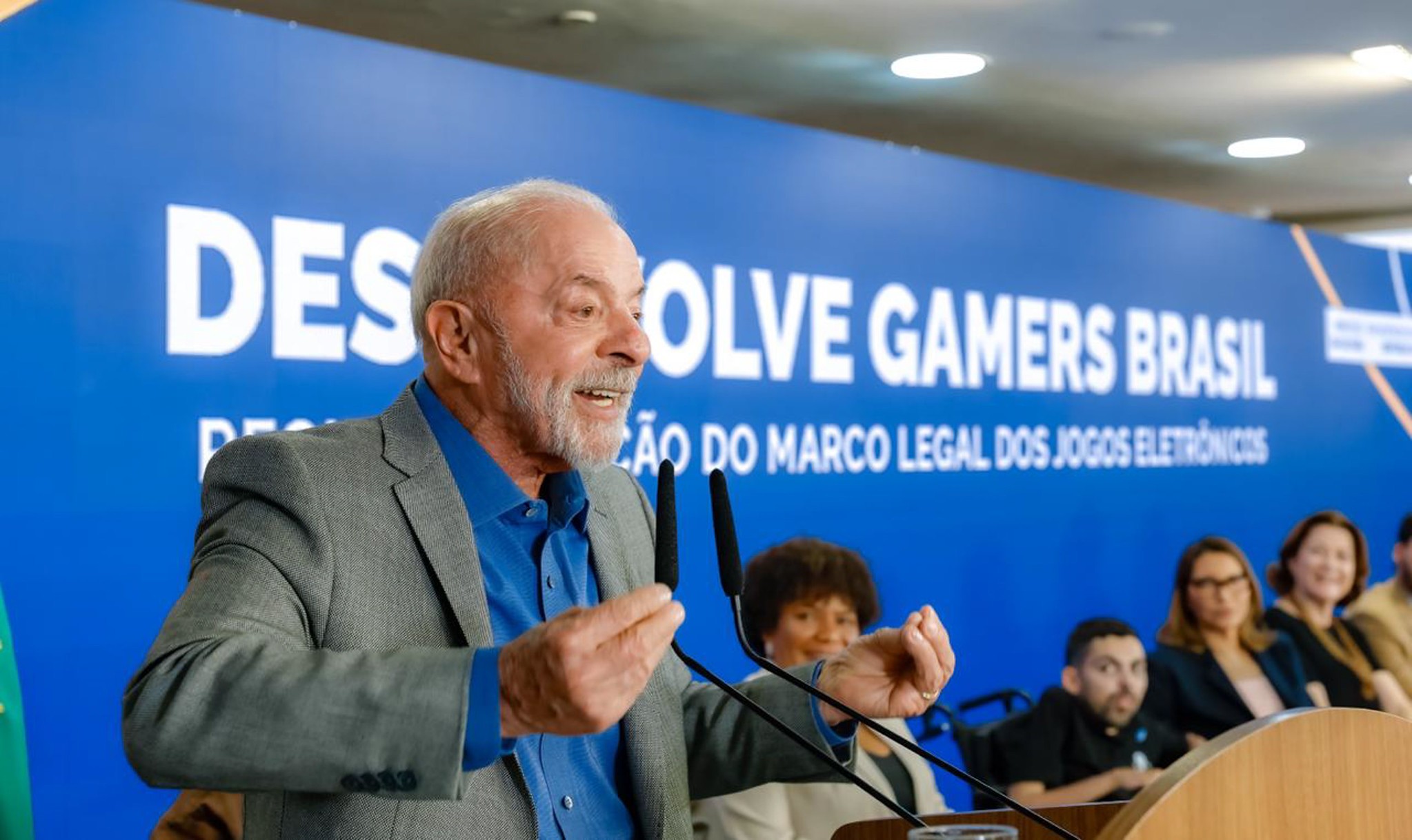 PT comemora rejeição maior de Flávio e queda na desaprovação de Lula na pesquisa Quaest