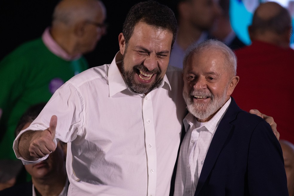 Presidente Lula cumprimenta Guilherme Boulos em evento oficial
