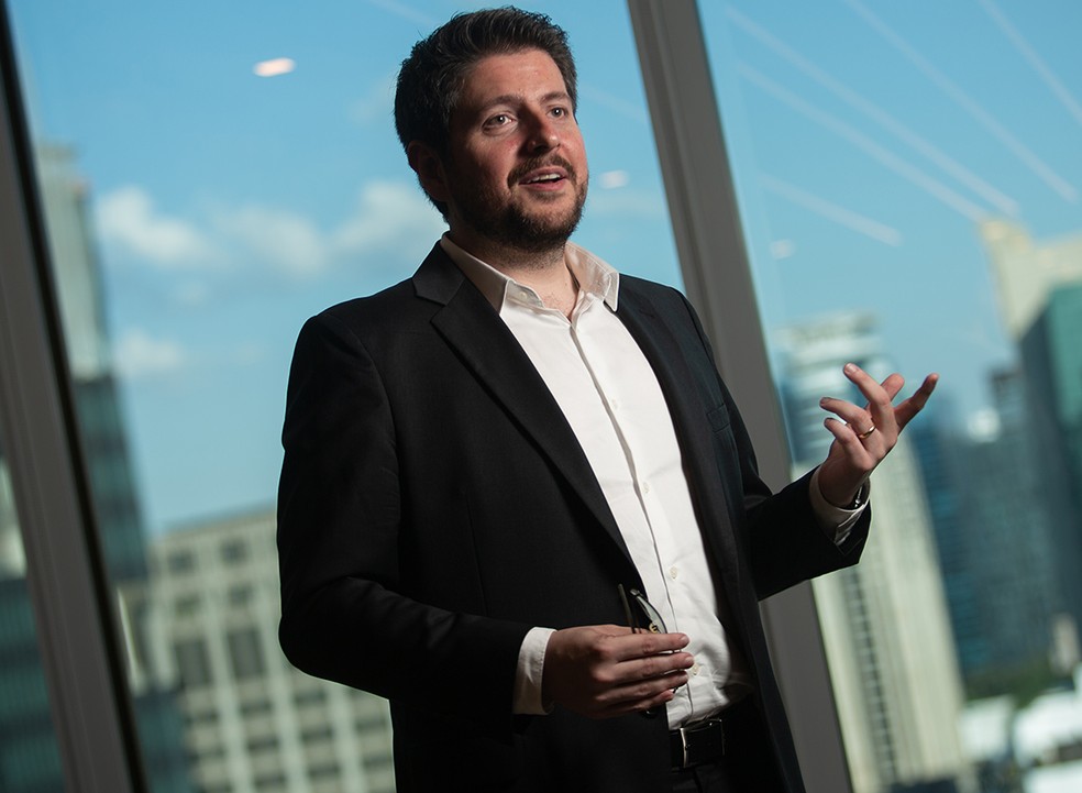 Gráfico de investimento em ações e dividendos na bolsa de valores.